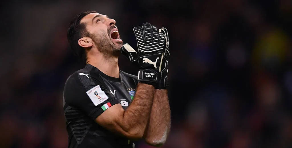 Gianluigi Buffon grita olhando para o alto após a eliminação da Itália para a Suécia na repescagem da Copa de 2018