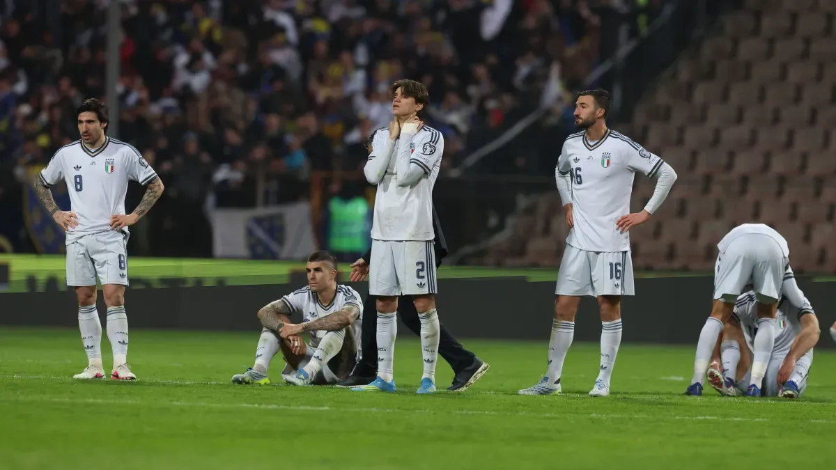 Jogadores da Itália abatidos no gramado após a eliminação nos pênaltis para a Bósnia e Herzegovina